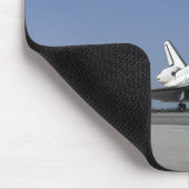 宇宙シャトルアトランティスが滑走路33に接近 マウスパッド (コーナー)