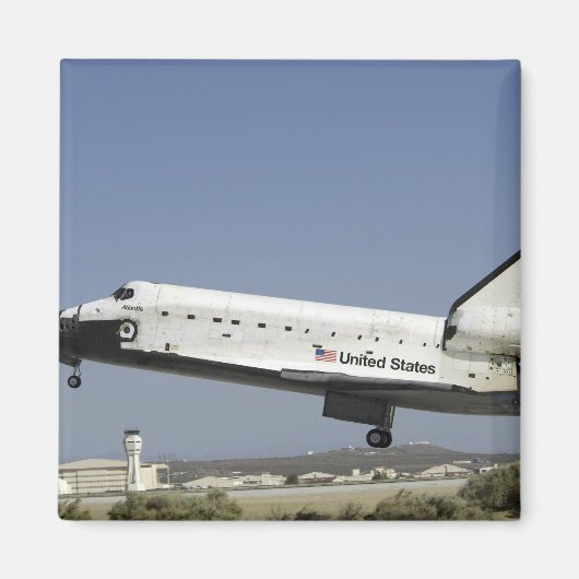 宇宙シャトルアトランティスが着陸の準備をする マグネット (正面)