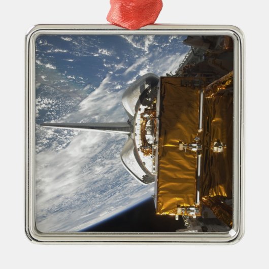 宇宙シャトルアトランティスのペイロードベイをバックドロップ メタルオーナメント (正面)