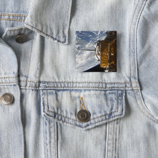 宇宙シャトルアトランティスのペイロードベイをバックドロップ 缶バッジ (インサイチュ)