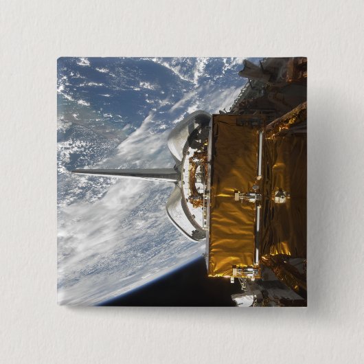 宇宙シャトルアトランティスのペイロードベイをバックドロップ 缶バッジ (正面)