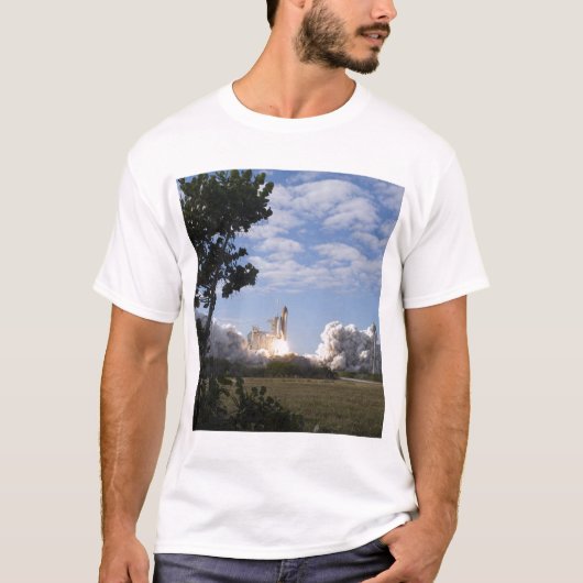 宇宙シャトルアトランティスは18をリフト Tシャツ (正面)