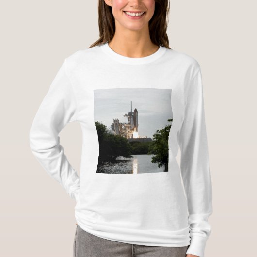 宇宙シャトルエンデバーが離陸する Tシャツ (正面)