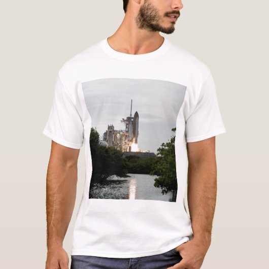 宇宙シャトルエンデバーが離陸する Tシャツ (正面)