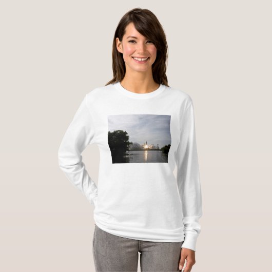 宇宙シャトルエンデバーが3をリフト Tシャツ (正面フル)