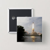 宇宙シャトルエンデバーが4をリフト 缶バッジ (正面&裏面)