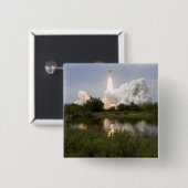 宇宙シャトルエンデバーが7をリフト 缶バッジ (正面&裏面)