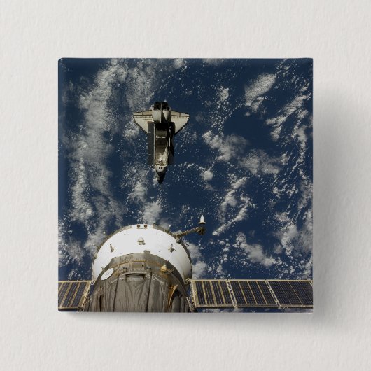 宇宙シャトルエンデバーとソユーズ宇宙船 缶バッジ (正面)
