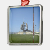 宇宙シャトルエンデバーは風車で囲まれている メタルオーナメント (左)