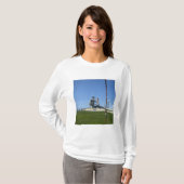 宇宙シャトルエンデバーは風車で囲まれている Tシャツ (正面フル)