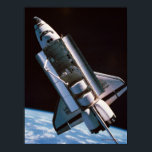 宇宙シャトルオープン貨物湾 ポスター<br><div class="desc">地球の上空を周回するカーゴベイが開いた宇宙シャトル |ストックバイト | AssetID: 57451064</div>