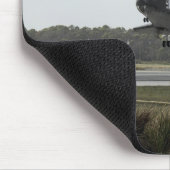 宇宙シャトルディスカバリが着陸に近づく マウスパッド (コーナー)