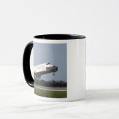 宇宙シャトルディスカバリーが滑走路33 2に着陸 マグカップ (正面左)