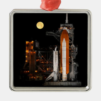 宇宙シャトルディスカバリーと月 メタルオーナメント