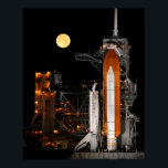 宇宙シャトルディスカバリ(STS-119) ポスター<br><div class="desc">2009年3月11日、フロリダ州ケープカナベラルのケネディ宇宙センターの打ち上げパッド39Aの上に宇宙シャトルディスカバリーが位置する時、満月に近い月が沈む。</div>