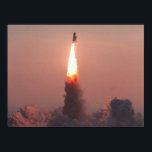 宇宙シャトル発見の開始(STS-96) ポスター<br><div class="desc">宇宙シャトルディスカバリーの打ち上げからの輝かしい炎は、下の蒸気の波を照らす。ミッションSTS-96はEDT6:49:42で解除。7人の乗組員は10日間の宇宙ステーション向け物流および補給ミッションを開始し国際的た。このミッションは約運4, 000ポンドの物資がノートパソコン、カメラ、ツール、予備パーツ、衣類など、将来の乗組員が使用するためにステーションに保管される。このミッションにはロシアの、クレーン、ステレラ、米国製クレーン、スペースハブ海洋宇宙システムボックス(SHOSS)、物流品目運搬船、学生が関与した実験であるスターシャインなどのペイロードも含まれる。今後の建築で使用するために、宇宙の散歩を含むクレーンをISSの外部に取り付ける。着陸は6月6日のSLFで、EDT午前1時58分ごろ行われる見通し。</div>