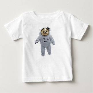 宇宙ステーションに浮かぶパンダ宇宙飛行士 ベビーTシャツ
