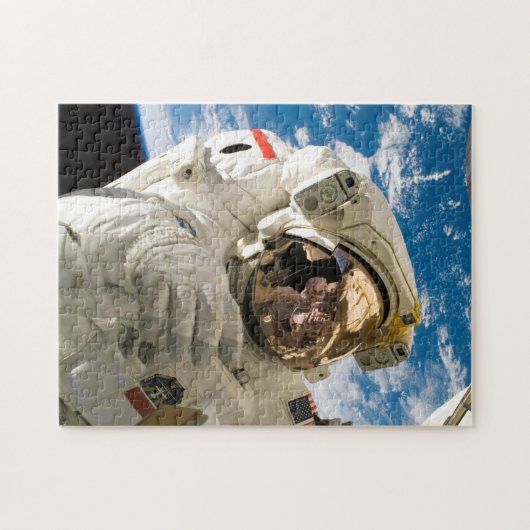 宇宙ステーションを修理する宇宙飛行士の写真 ジグソーパズル (横)