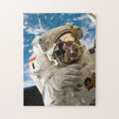 宇宙ステーションを修理する宇宙飛行士の写真 ジグソーパズル (縦)