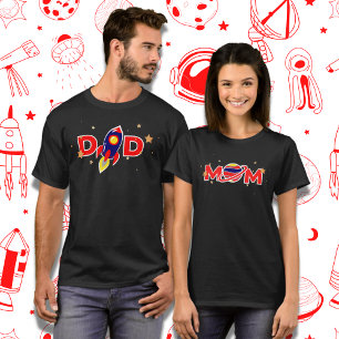 宇宙テーマMOMタイポグラフィ銀河系惑星 Tシャツ