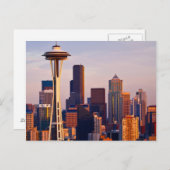 宇宙ニードルはシアトルの夕暮れ時の塔 ポストカード (正面/裏面)