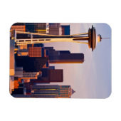 宇宙ニードルはシアトルの夕暮れ時の塔 マグネット (横)