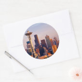 宇宙ニードルはシアトルの夕暮れ時の塔 ラウンドシール (封筒)