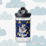 宇宙パーソナライズされたアドベンチャーウォーターボ子供へトル ウォーターボトル<br><div class="desc">宇宙アドベンチャーウォーターボトルで宇宙を探検するパーソナライズされた子供の夢を燃え子供へさせる。このボトルは、大きな想像力を持つ小さな宇宙飛行士に最適魅力的で、星が満ちた空をロケットに浮かび上がる宇宙飛行士のスーツの男の子のイラストレーションを備えている。それは単なる水のボトルではない。それは無数の冒険への入り口であり、彼らが遠くの銀河系の夢を見ている間に水和した保あなたの子供の。🚀宇宙をテーマにしたデザイン：ロケット、星、冒険的な若い宇宙飛行士と一緒に楽しい水の色のデザインは、宇宙の探索と好奇心と創造性の本質を捉えインスパイアている。🔤パーソナライズされたTouch：お子様の名前を追加して、このウォーターボトルをユニークに作る。彼らがより多くの水を飲み、彼らの冒険の間に水和を保つよう奨励することは思慮深い方法である。💧実用的で耐久性：高品質BPAフリーの素材を使用し、洗浄と使用に対する簡単を保ちながら遊、アクティブな過酷さに耐えるように設計されたウォーターボトル。🌌外出時に最適：学校、スポーツ、家族の外出に最適。このボトルは、お子様の日常に個人touchを追加する実用的なアクセサリーである。🎁ギフト素晴らしアイディア：誕生日や新学年の始まり、またはちょうど、この水のボトルはパーソナライズされた、任意の若い宇宙愛好家のための特別で実用的な贈り物を作る。子供の想像力を起動し、彼らは保宇宙アドベンチャーウォーターボトルと水和パーソナライズされたした子供へ。さあ頼むから冒険を始めろ！</div>