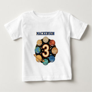 宇宙パーソナライズドネーム3歳の誕生日パーティー ベビーTシャツ