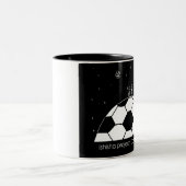 宇宙フットボールのマグ-愛イラストレーション ツートーンマグカップ (中央)