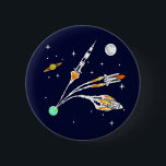 宇宙ロケット 缶バッジ<br><div class="desc">宇宙クラシックロケットバッジは、地球から月に向かって軌道に打ち上げ、その先で宇宙に打ち上げる3つの象徴的な宇宙ロケットを搭載している。アポロ月探査からNASAの土星V、宇宙シャトルとクルー・ドラゴン。三つの宇宙船はすべて、星と惑星を持つ星間宇宙の背景に存在する。「正しい物」を持つ新進の宇宙飛行士に適している！問題ないぞヒューストン！</div>