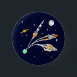 宇宙ロケット 缶バッジ<br><div class="desc">宇宙クラシックロケットバッジは、地球から月に向かって軌道に打ち上げ、その先で宇宙に打ち上げる3つの象徴的な宇宙ロケットを搭載している。アポロ月探査からNASAの土星V、宇宙シャトルとクルー・ドラゴン。三つの宇宙船はすべて、星と惑星を持つ星間宇宙の背景に存在する。「正しい物」を持つ新進の宇宙飛行士に適している！問題ないぞヒューストン！</div>