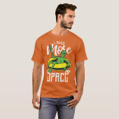 宇宙人がスペースをもっと欲しいラブラフティング Tシャツ (正面フル)