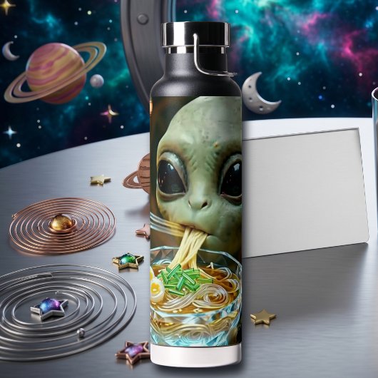 宇宙人がラーメンを食べる面白いデザイン ウォーターボトル