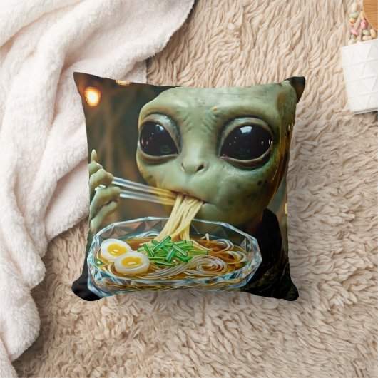 宇宙人がラーメンを食べる面白いデザイン クッション (ブランケット)