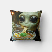 宇宙人がラーメンを食べる面白いデザイン クッション (正面)