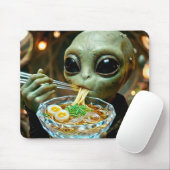 宇宙人がラーメンを食べる面白いデザイン マウスパッド (マウス)