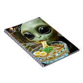 宇宙人がラーメンを食べる モノグラム入り おもしろデザイン ノートブック (右側)
