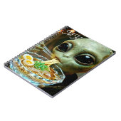 宇宙人がラーメンを食べる モノグラム入り おもしろデザイン ノートブック (左側)