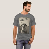 宇宙人が乗ったUFOを見つめるミーアキャット 面白いレトロ Tシャツ (正面フル)