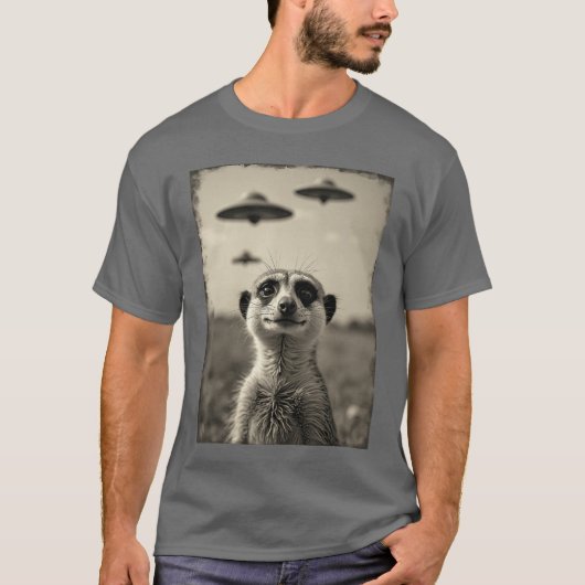 宇宙人が乗ったUFOを見つめるミーアキャット 面白いレトロ Tシャツ (正面)