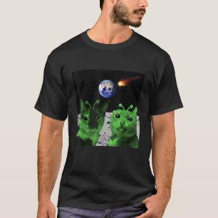 宇宙人と写メする緑の猫の面白Tシャツ Tシャツ