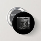 宇宙人と巨大な波に乗る猫のサーフィン自撮り 缶バッジ (正面&裏面)