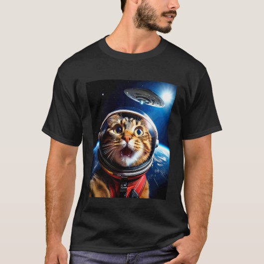 宇宙人と自撮りをする猫 宇宙ギャラクシー面白いデザイン Tシャツ (正面)
