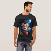 宇宙人と自撮りをする猫 宇宙ギャラクシー面白いデザイン Tシャツ (正面フル)