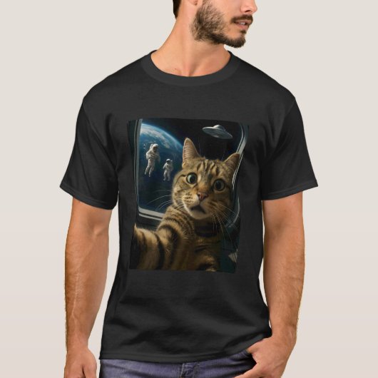 宇宙人とUFOと宇宙飛行士の面白い猫のミーム Tシャツ (正面)