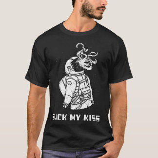 宇宙人にキスを吸われる宇宙飛行士。面白い宇宙人との遭遇。 Tシャツ