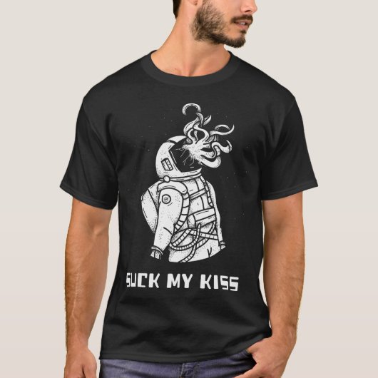 宇宙人にキスを吸われる宇宙飛行士。面白い宇宙人との遭遇。 Tシャツ (正面)