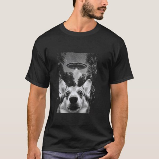 宇宙人に驚くウェルシュコーギーの自撮り、面白い Tシャツ (正面)
