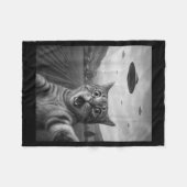 宇宙人に驚くエド猫の自撮り UFOと猫 フリースブランケット (正面(横))